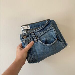 ABERCROMBIE & FITCH 90S STRAIGHT ULTRA HIGH RISE IN MEDIUM LIGHT CURVE LOVE 24